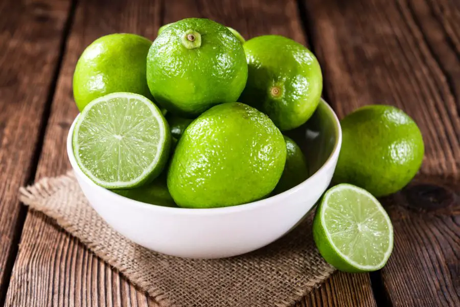 Recette de rhum arrangé citron vert - on sent les parfums des fruits rien qu'en regardant cette photo