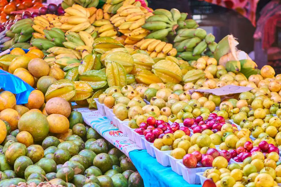 Les 11 Meilleurs Rhums Réunionnais - Les fruits haut en couleurs que vous pourrez trouver sur les marchés réunionnais