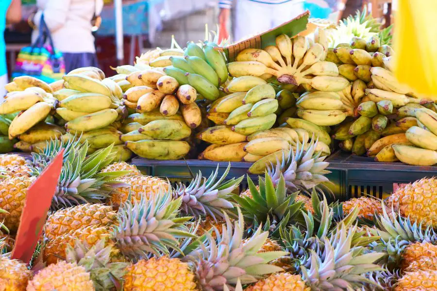 Les 11 Meilleurs Rhums Réunionnais - Bananes et ananas sur un marché de la Réunion