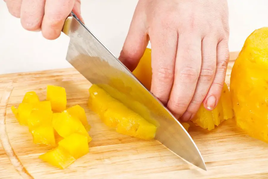 Recette du rhum arrangé ananas - La découpe de l'ananas